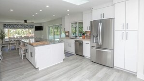 Microwave, oven, stovetop, dishwasher - Tranquil OASIS (Sarasota)