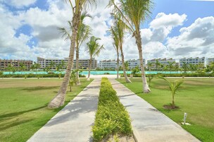 Apartment, 2 Bedrooms, Accessible, Smoking | Property grounds