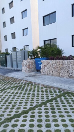 Apartment, 2 Bedrooms, Accessible, Smoking | Property grounds