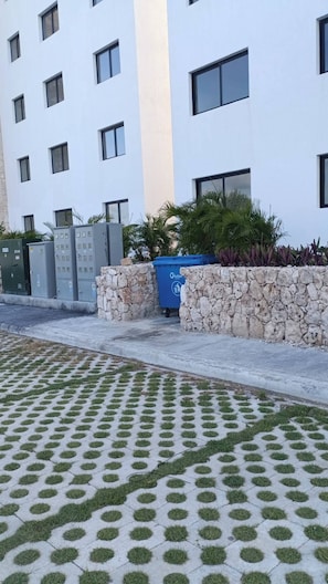 Apartment, 2 Bedrooms, Accessible, Smoking | Property grounds