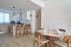 Apartamento, 2 quartos, acessível, para fumantes | Sala de jantar