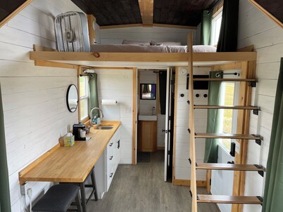Large Tiny Home Cabin - Sleeps 6