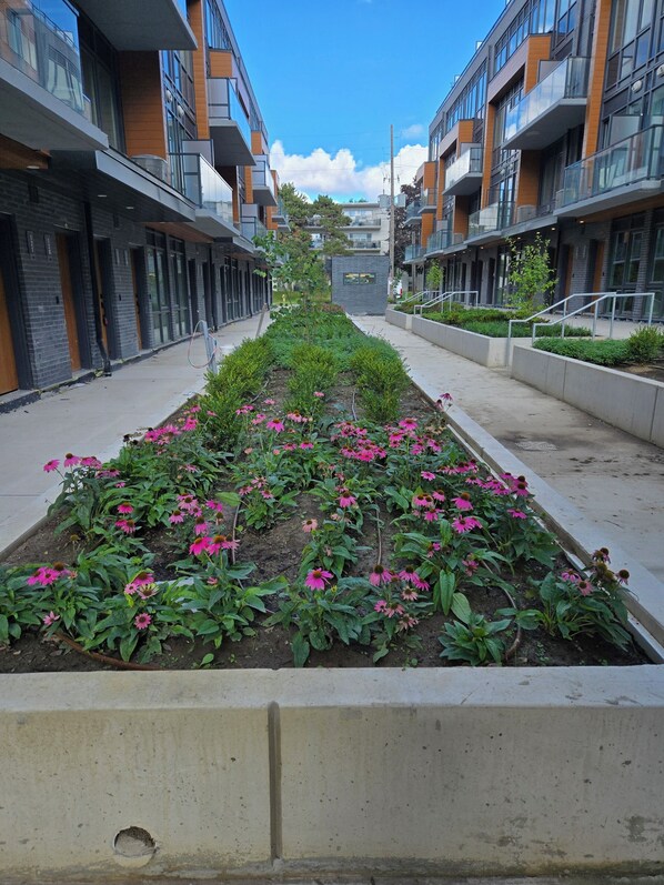 Exterior - Christian Peaceful Lodge Townhouse with Top Terrace View! Close to the DonValley (Toronto)