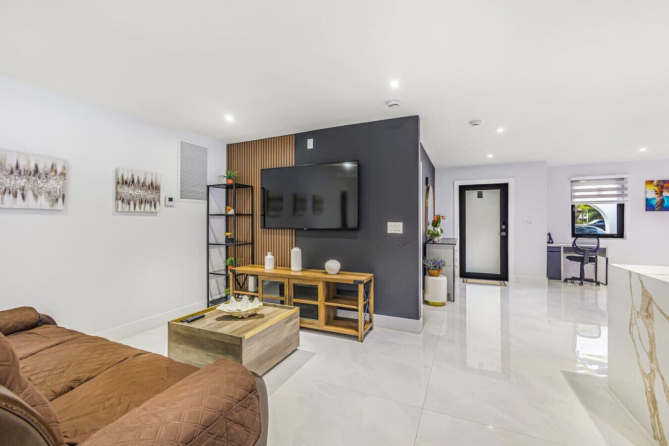 4 habitaciones, escritorio, tabla de planchar con plancha y wifi 