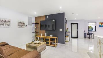 4 habitaciones, escritorio, tabla de planchar con plancha y wifi