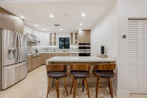 Fridge, microwave, oven, stovetop - Brickell View Lux Villa (Miami)