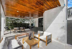 Outdoor dining - Brickell View Lux Villa (Miami)