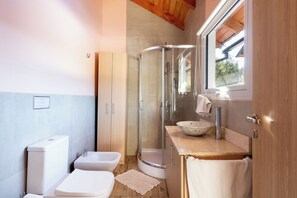 Dusche, Haartrockner, Bidet, Handtücher