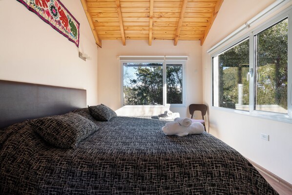 2 bedrooms, iron/ironing board, Internet, bed sheets