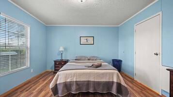 3 bedrooms, desk, iron/ironing board, free WiFi