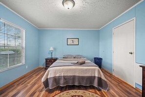 3 habitaciones, escritorio, tabla de planchar con plancha y wifi gratis