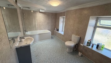 Chambre Standard avec lits jumeaux, 2 lits une place | Salle de bain | Douche, articles de toilette gratuits, sèche-cheveux