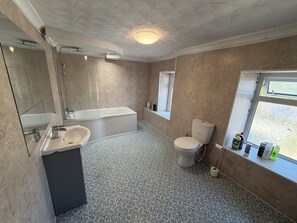Habitación estándar con 2 camas individuales, 2 camas individuales | Baño | Regadera, amenidades de baño gratuitas, secadora de cabello, toallas 