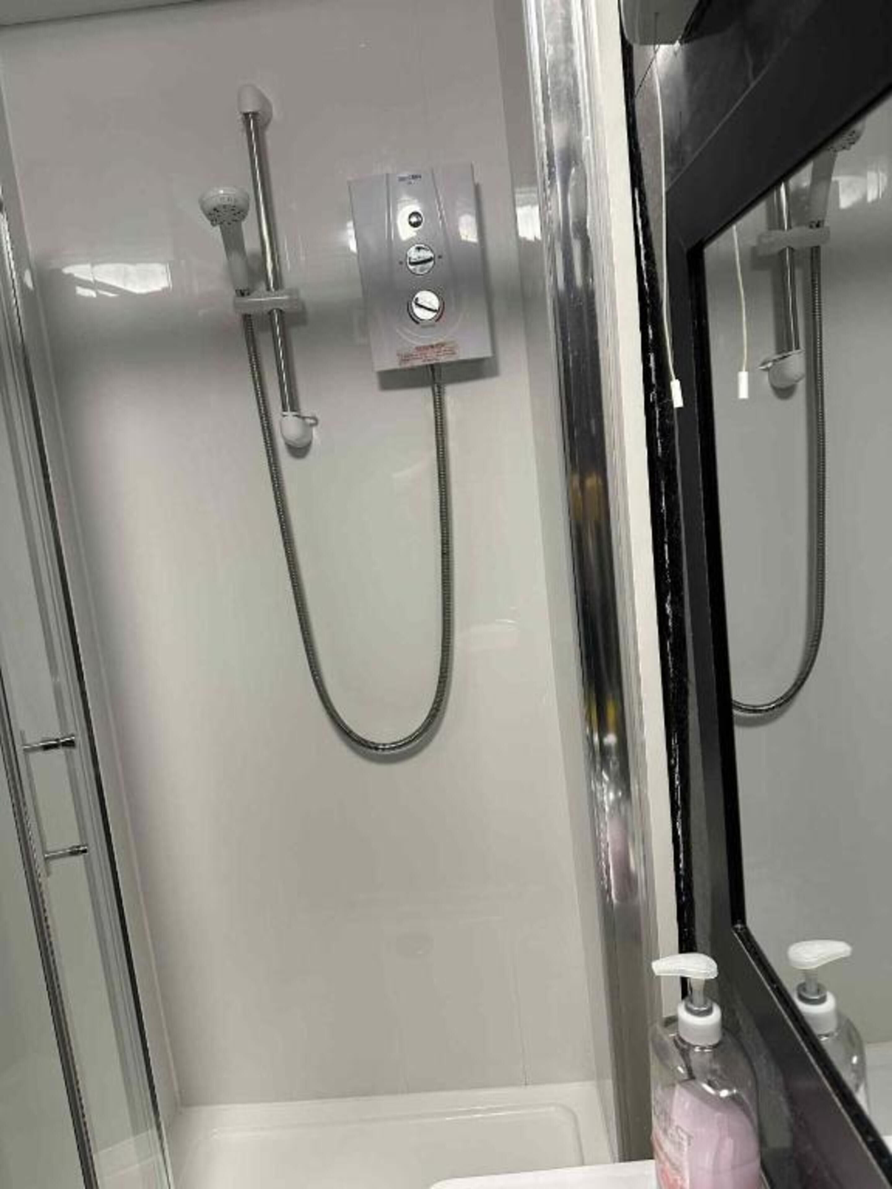 Standard Twin Room - Shared | Bathroom | Shower, hair dryer, towels