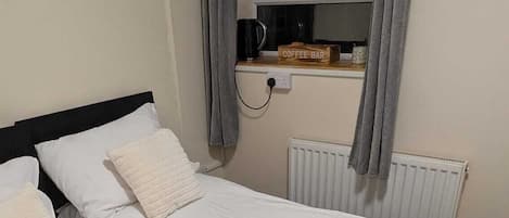 クラシック ダブルまたはツインルーム | アイロン / アイロン台、WiFi (無料)、ベッドシーツ