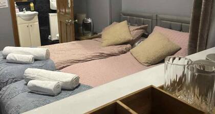 OYO Princetown Lodge, Near Brecon Beacons & Bike Park Wales, Free Parking