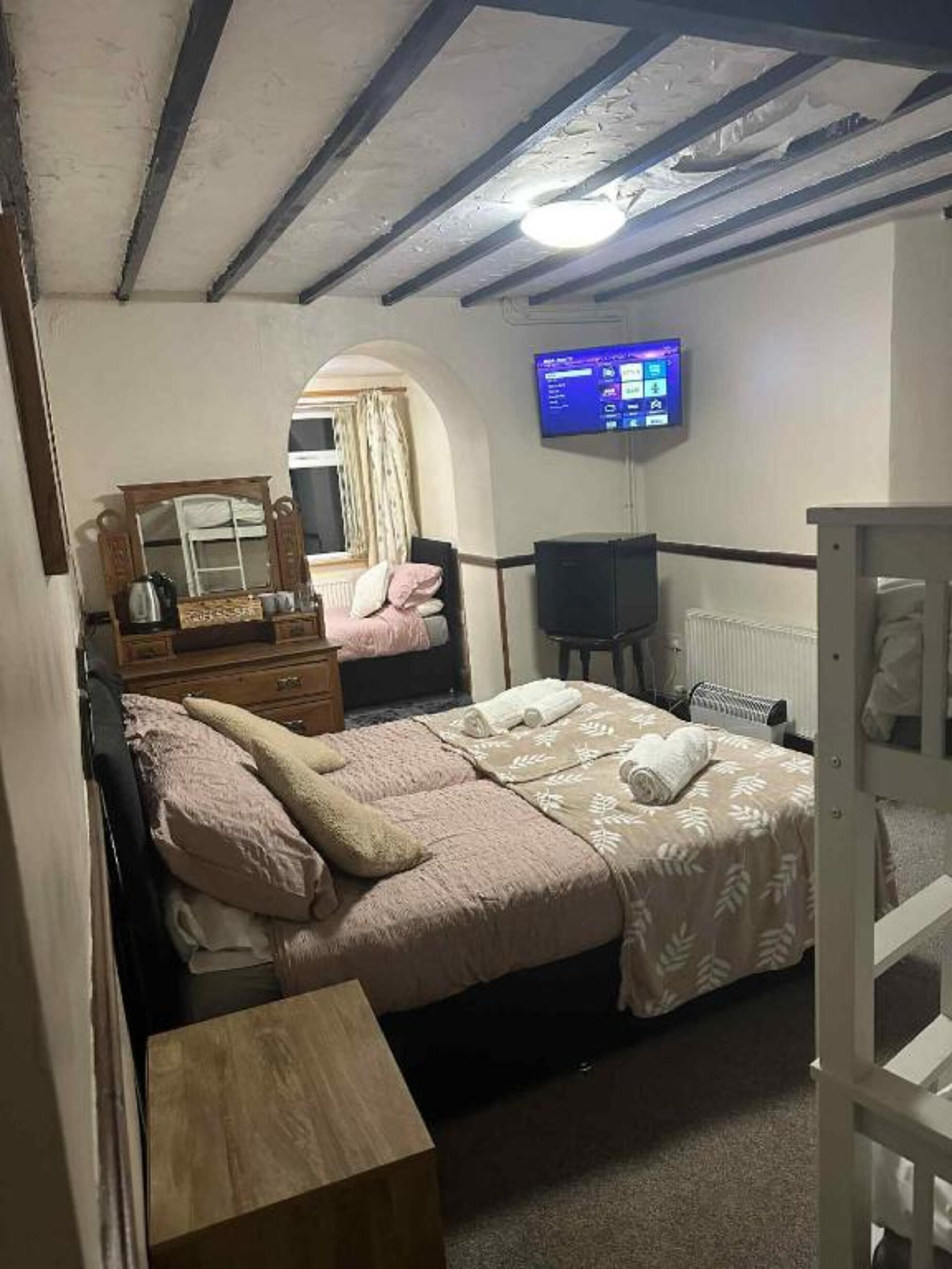 Deluxe Family of 5 Suite | Iron/ironing board, free WiFi, bed sheets