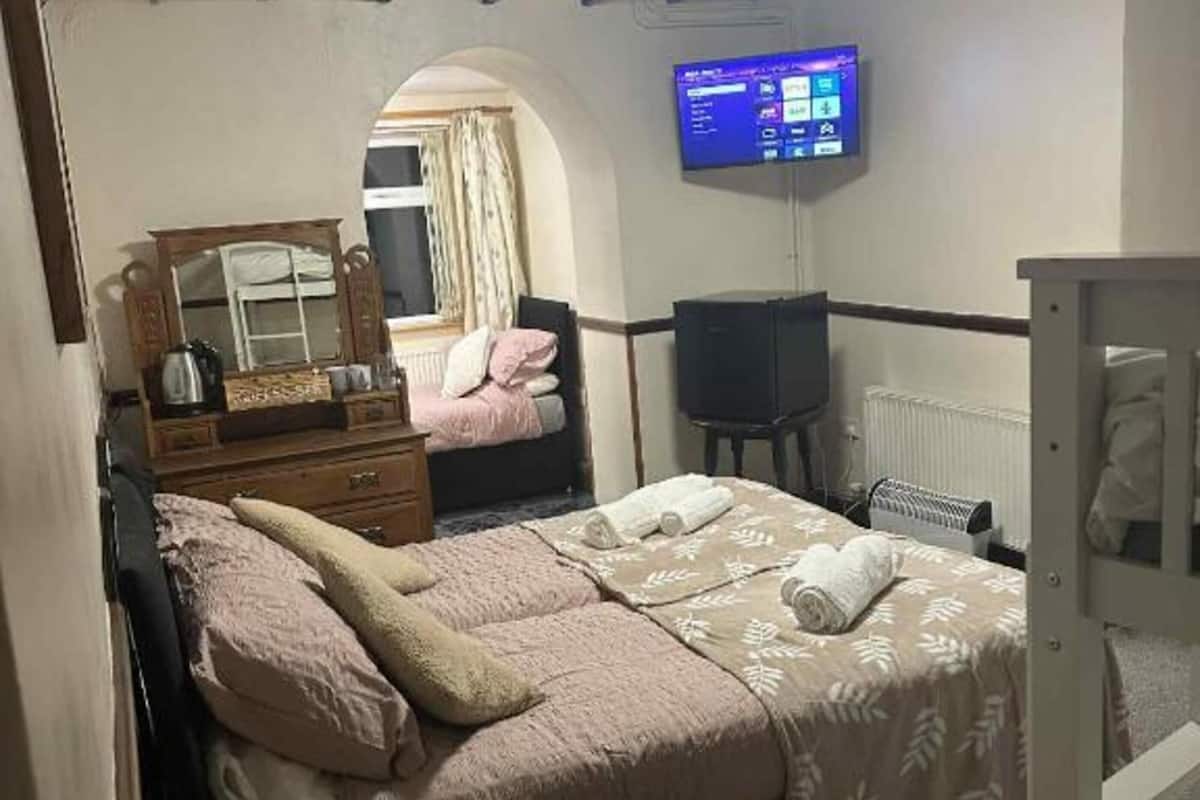Deluxe Family of 5 Suite | Iron/ironing board, free WiFi, bed sheets