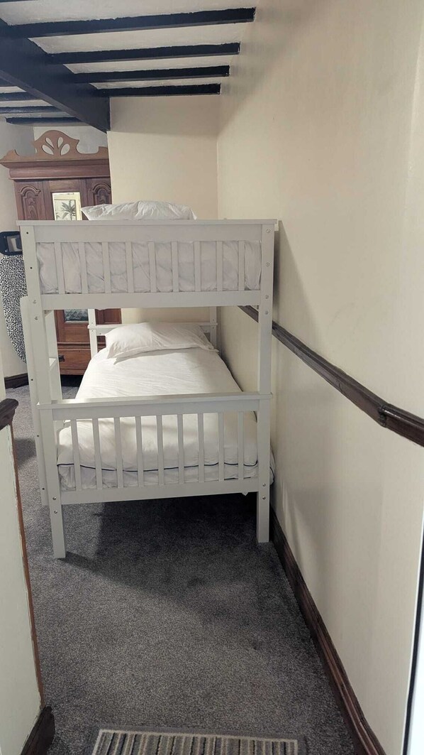 Habitación clásica | Tabla de planchar con plancha, wifi gratis y ropa de cama