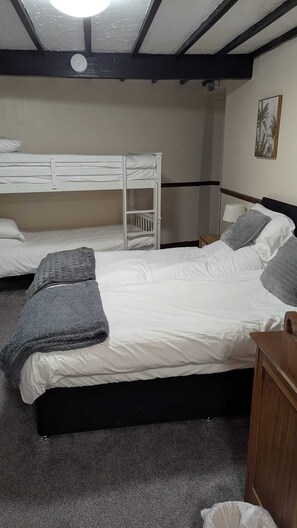 Habitación clásica | Tabla de planchar con plancha, wifi gratis, ropa de cama