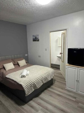 Standard Family of 3 Room | Iron/ironing board, free WiFi, bed sheets - OYO Prince of Wales Country Hotel (Princetown)