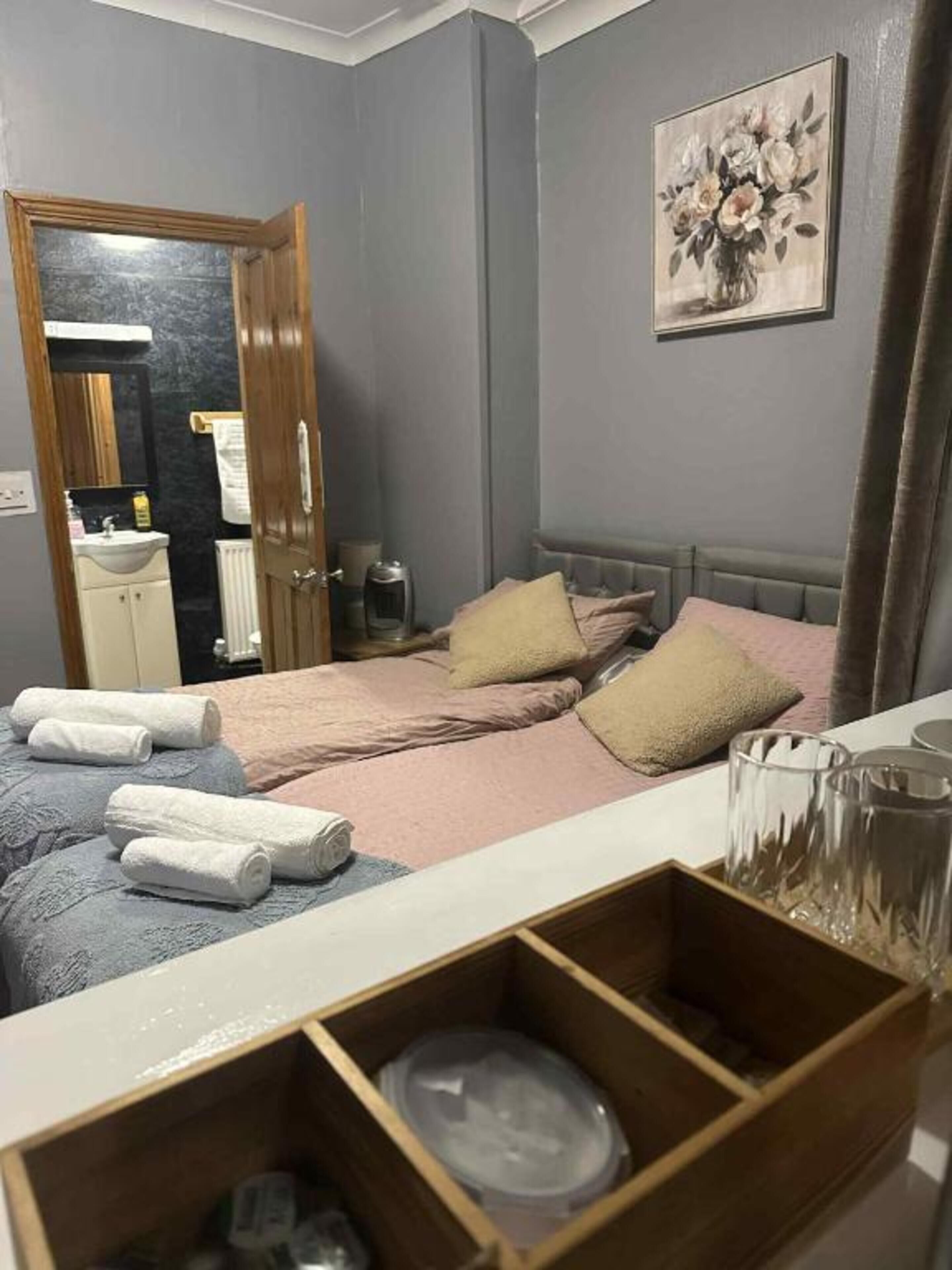 Standard Twin Room - Shared | Iron/ironing board, free WiFi, bed sheets