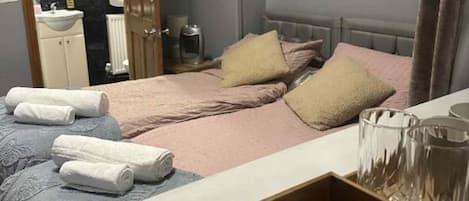 Standard-Zweibettzimmer, 2 Einzelbetten | Bügeleisen/Bügelbrett, kostenloses WLAN, Bettwäsche