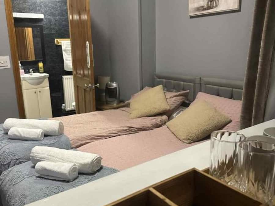 Standard Twin Room - Shared