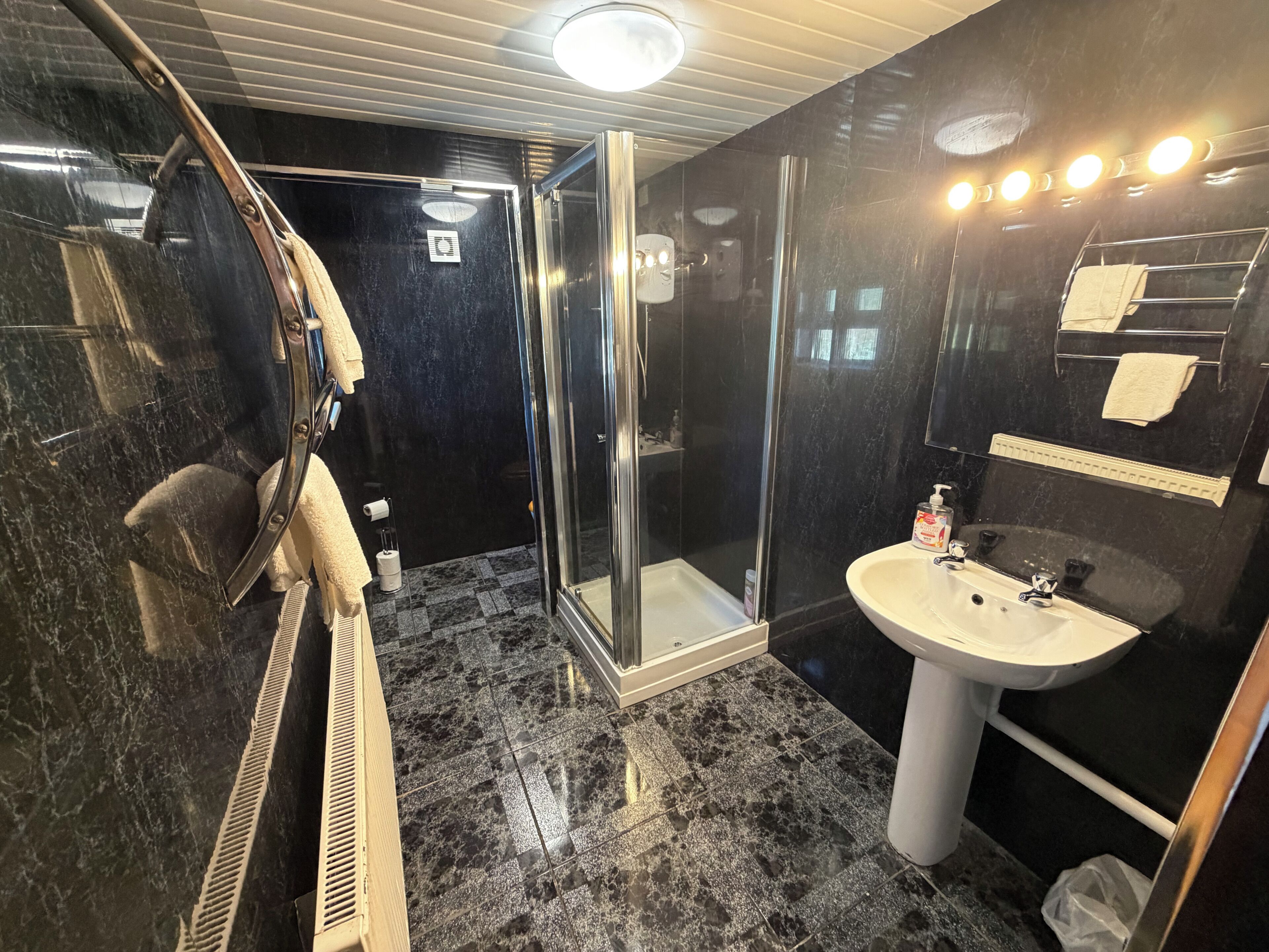 Standard family of 5 room | Kamar mandi | Shower, perlengkapan mandi gratis, pengering rambut, dan handuk