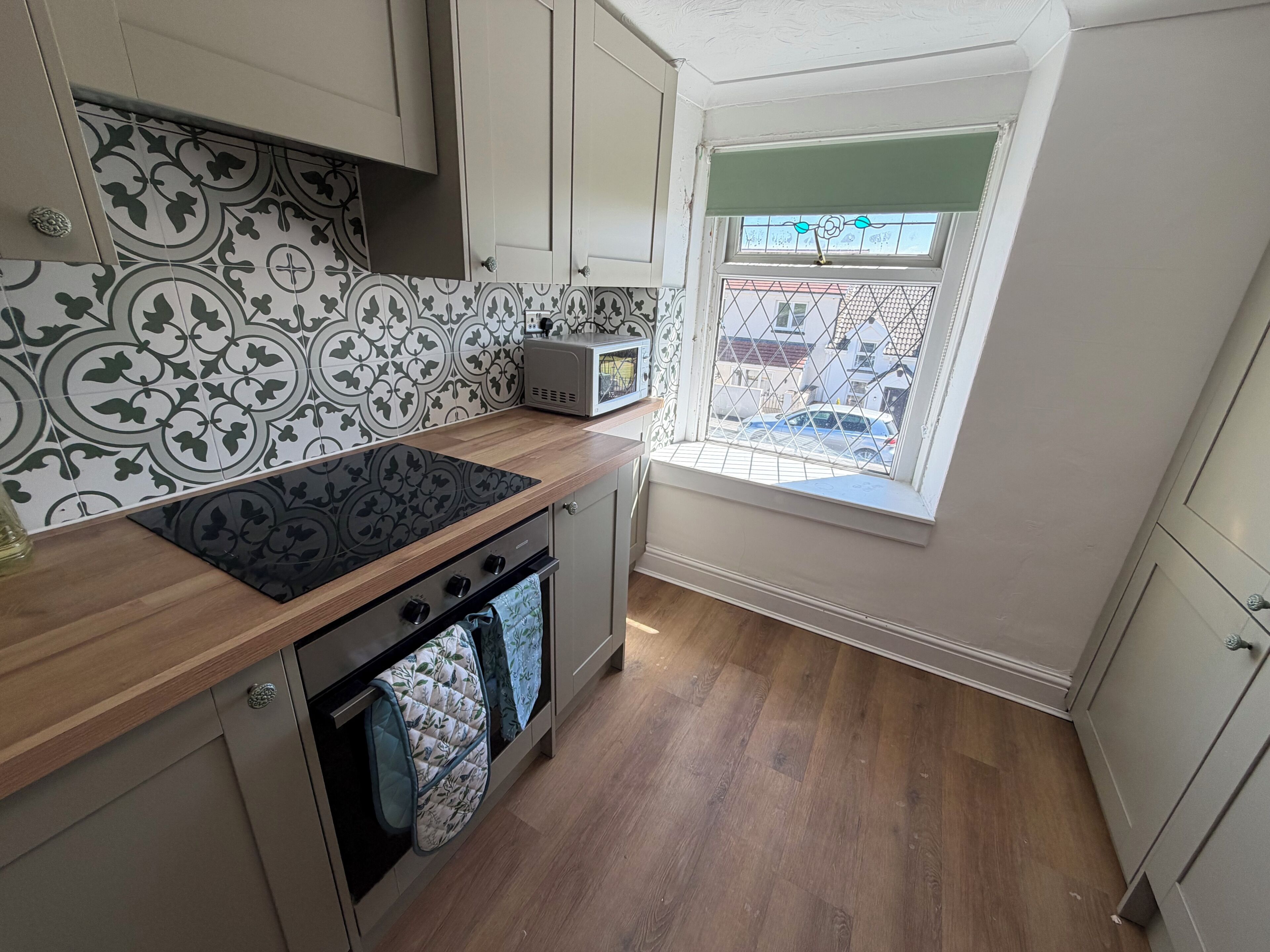 Standard Twin Room - Shared | Private kitchen | Mini-fridge, microwave, electric kettle, high chair