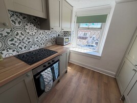 Standard Twin Room - Shared | Private kitchen | Mini-fridge, microwave, electric kettle, highchair