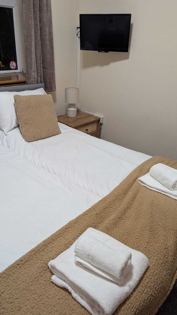 Classic Double or Twin Room | Iron/ironing board, free WiFi, bed sheets