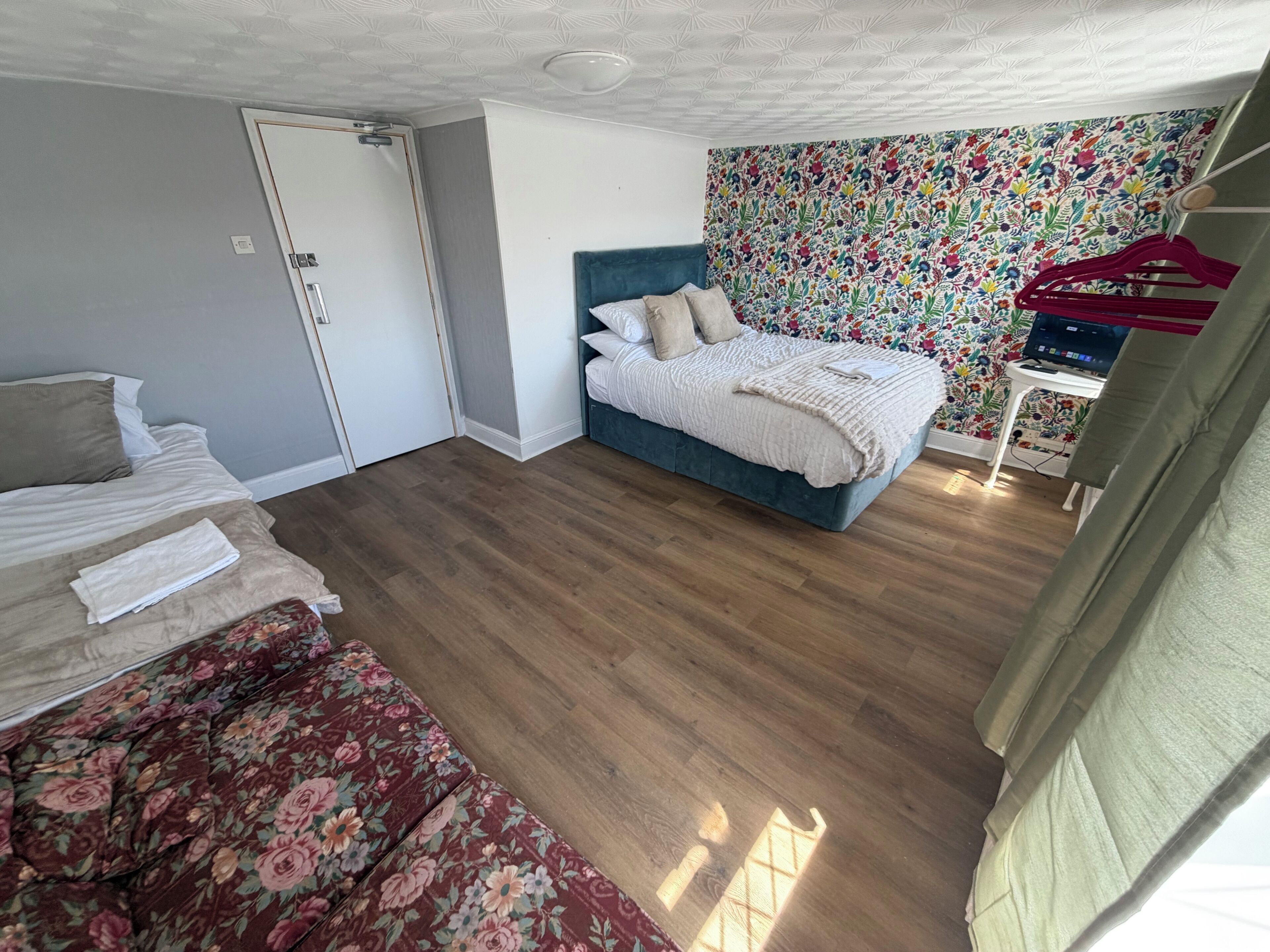 Habitación estándar con 2 camas individuales, 2 camas individuales | Tabla de planchar con plancha, wifi gratis y ropa de cama 