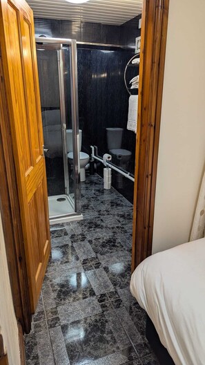 Classic Room | Bathroom | Shower, hair dryer, towels, toilet paper