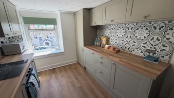 Chambre Standard avec lits jumeaux, 2 lits une place | Cuisine privée | Mini réfrigérateur, micro-ondes, bouilloire électrique, chaise haute