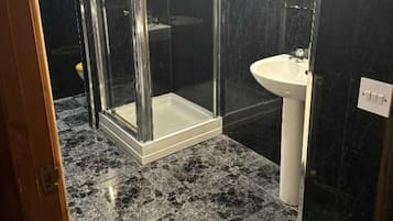 Habitación triple familiar, varias camas | Baño | Regadera, secadora de cabello, toallas