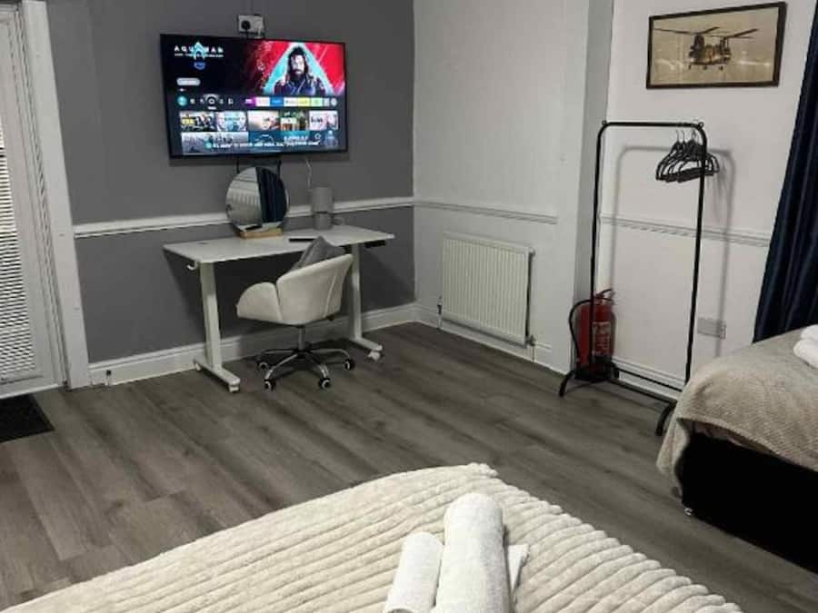 Standard Family of 3 Room | Tabla de planchar con plancha, wifi gratis y ropa de cama
