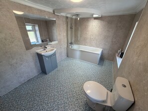 Standardværelse med 2 enkeltsenge - 2 enkeltsenge | Badeværelse | Bruser, gratis toiletartikler, hårtørrer, håndklæder