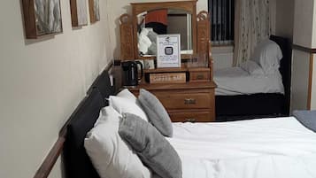 Tabla de planchar con plancha, wifi gratis y ropa de cama