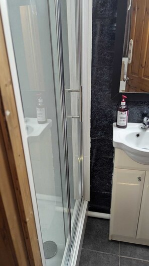 Habitación clásica con 1 cama matrimonial o 2 individuales | Baño | Regadera, secadora de cabello, toallas