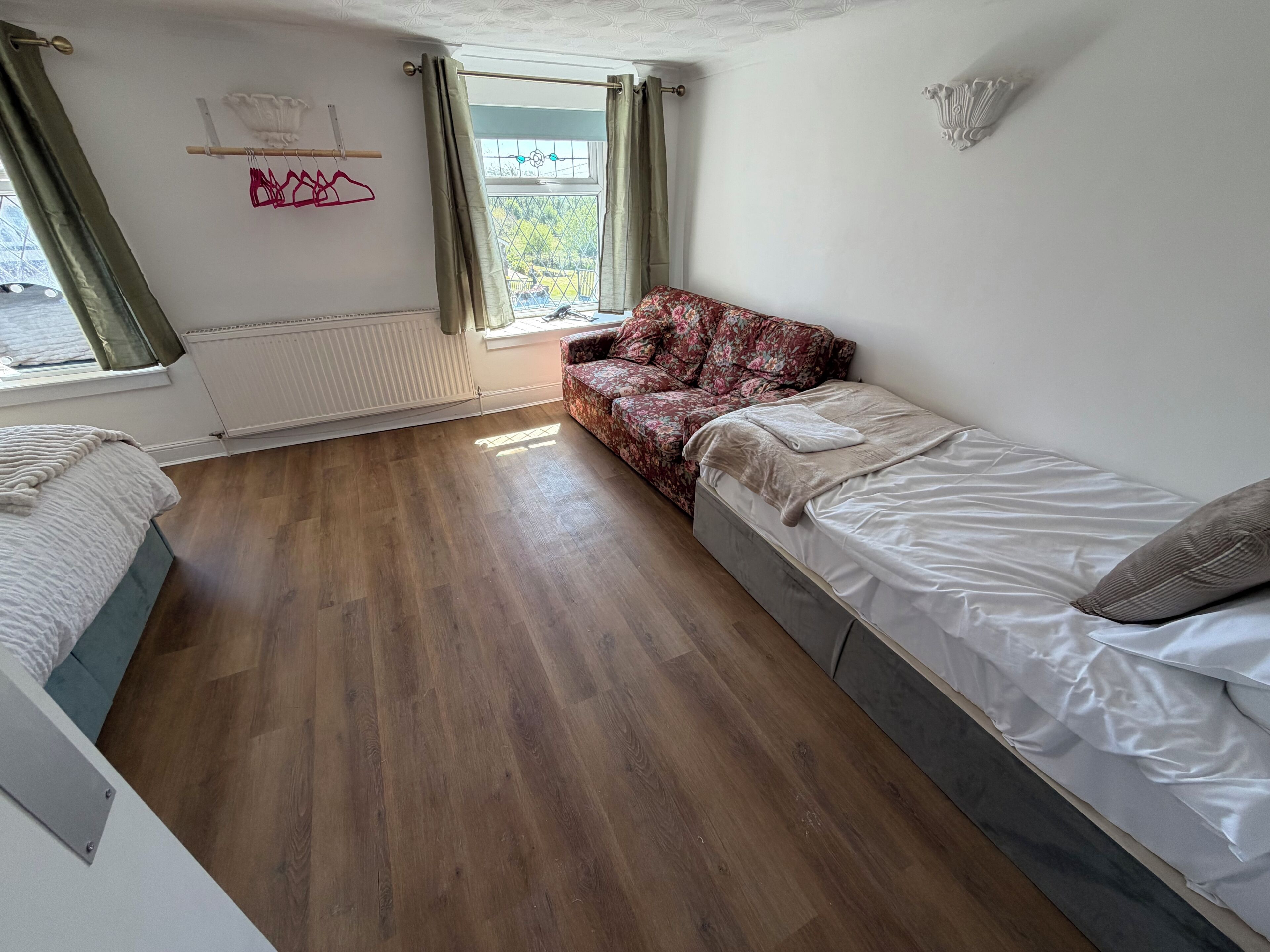 Habitació amb dos llits individuals estàndard, 2 llits individuals | Planxa i posts de planxar, wifi gratuïta i roba de llit 