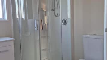Dusche, Handtücher, Seife, Toilettenpapier