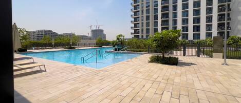 Una piscina al aire libre
