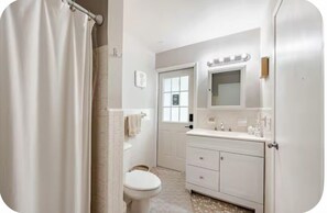 ヘアドライヤー、タオル、石鹸、トイレットペーパー