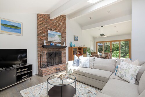  Welcome to your serene escape in East Hampton! 3-bedroom, 2.5 bathrooms with AC