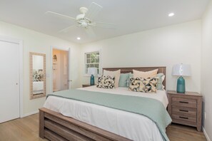 3 bedrooms, iron/ironing board, WiFi -  Welcome to your serene escape in East Hampton! 3-bedroom, 2.5 bathrooms with AC (East Hampton)