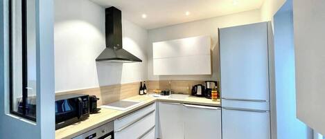 Frigorífico, microondas, horno y placa de cocina