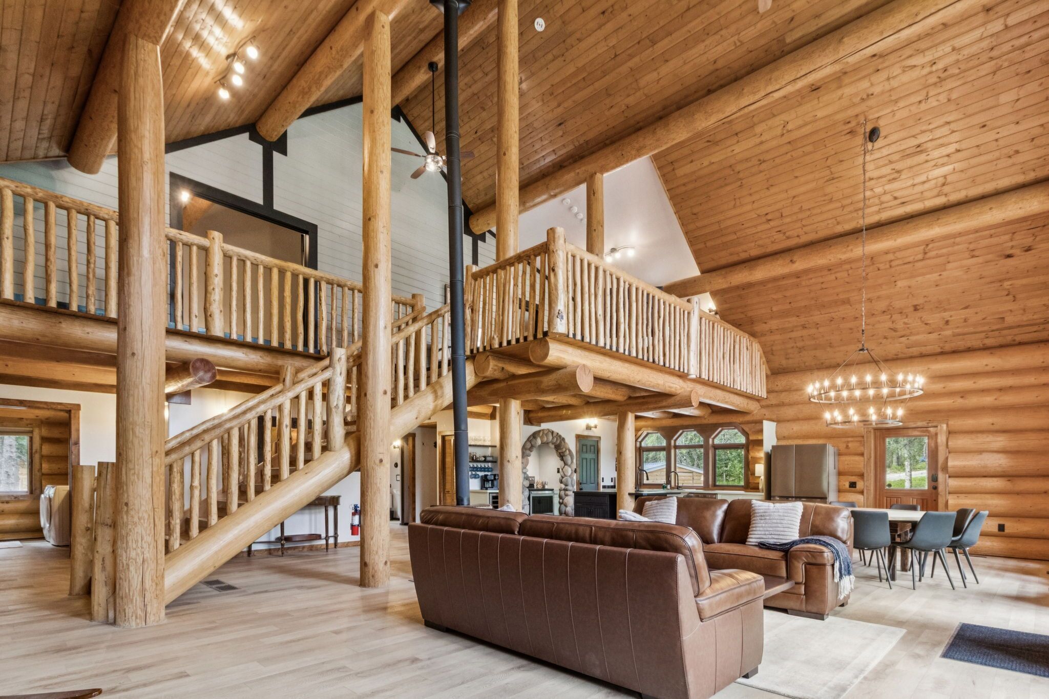 Televisión, chimenea y estéreo 