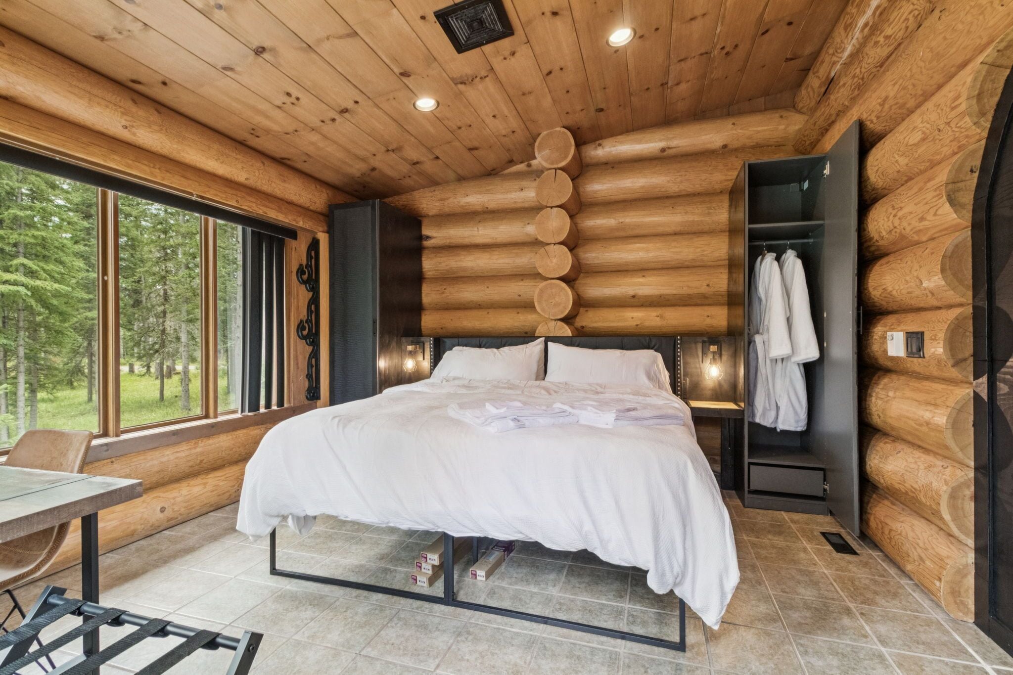 5 habitaciones, tabla de planchar con plancha, wifi y ropa de cama 