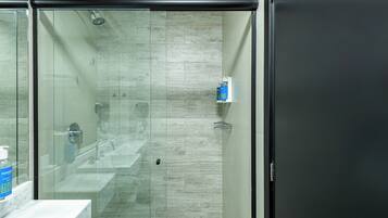 Studio Superior | Kamar mandi | Shower, pancuran hujan, pengering rambut, dan handuk